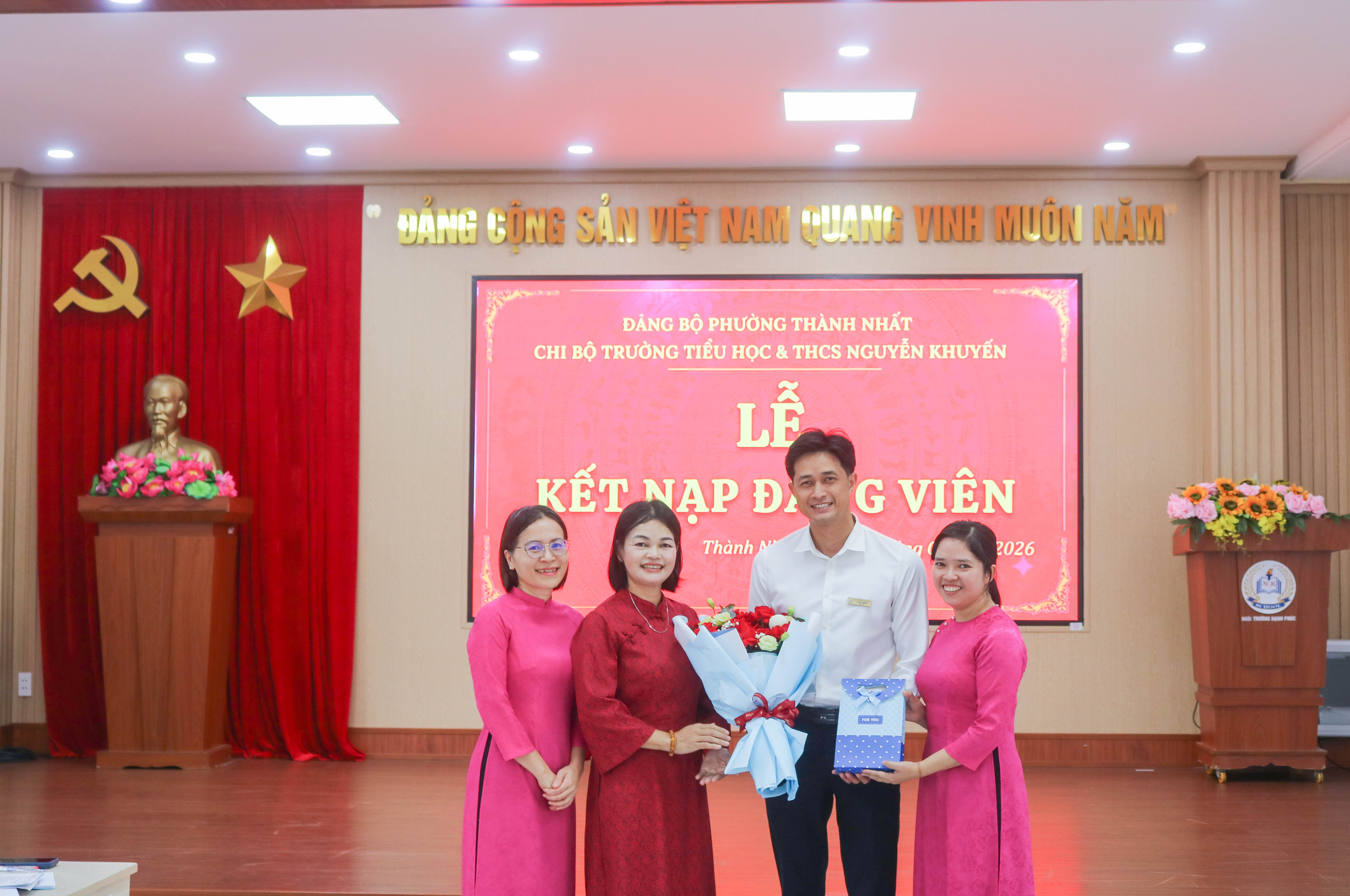 CHI BỘ TRƯỜNG TIỂU HỌC & THCS NGUYỄN KHUYẾN LONG TRỌNG TỔ CHỨC LỄ KẾT NẠP ĐẢNG VIÊN MỚI